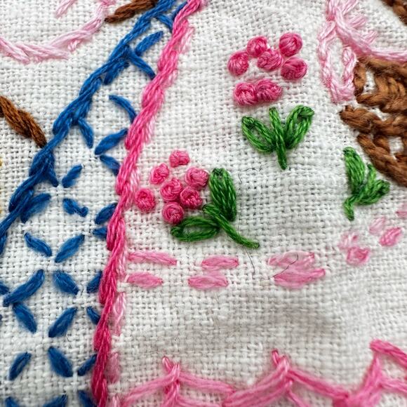 Vintage handmade TEA TOWEL embroidered cottagecore - THURSDAY - hand stitched - Picture 8 of 13